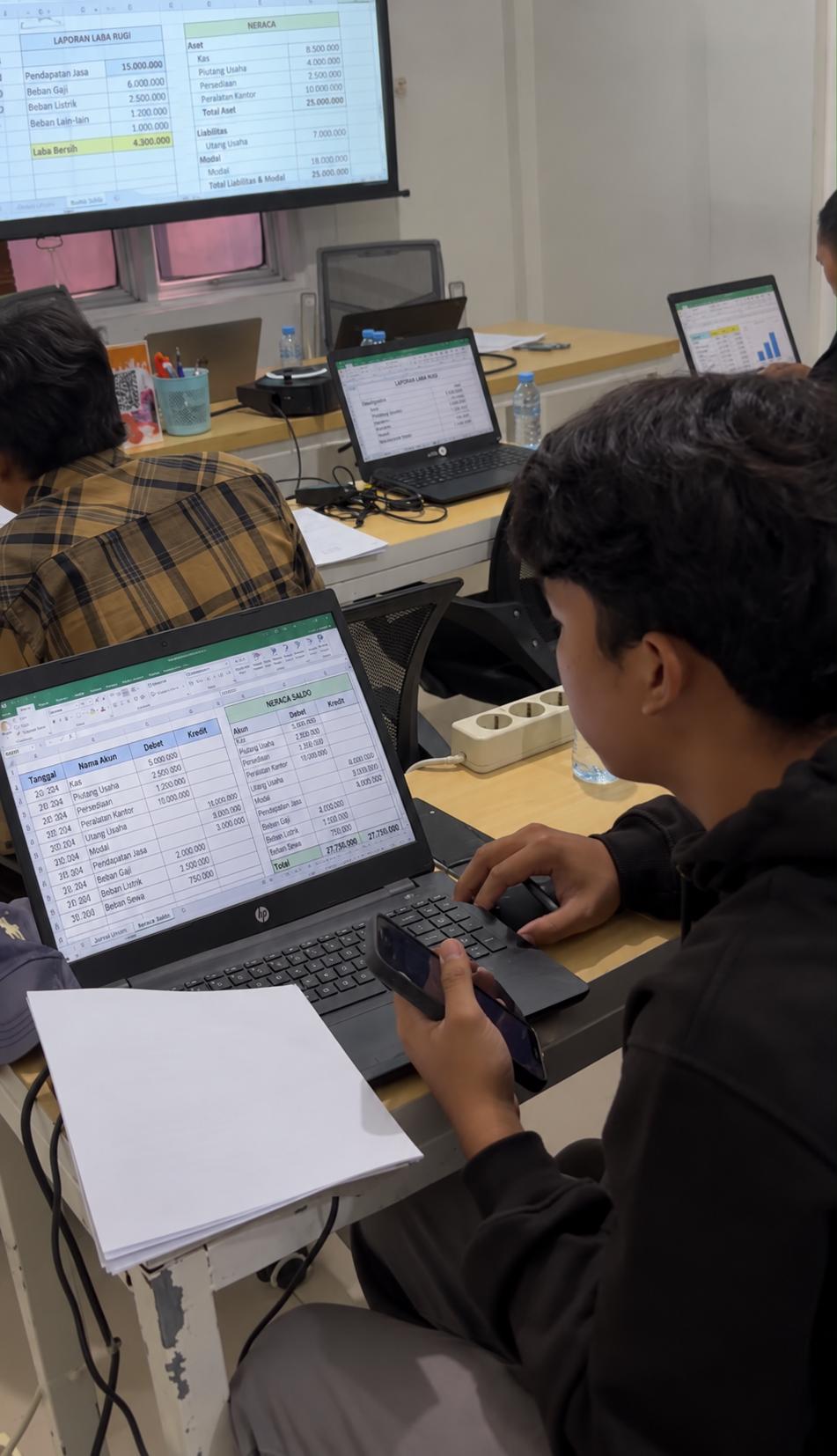 Praktik menggunakan tools AI