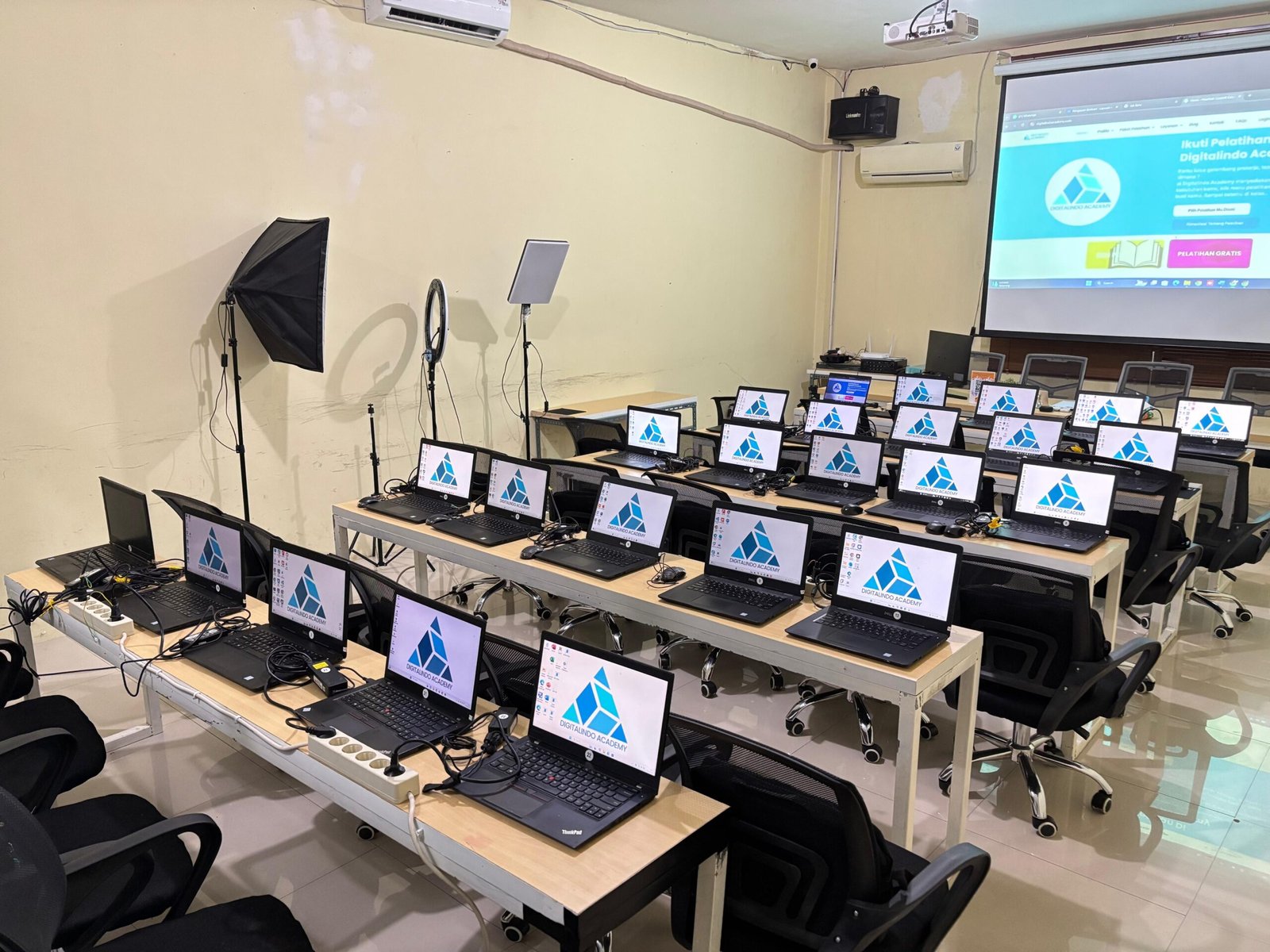 Fasilitas ruang pelatihan komputer Digitalindo Academy