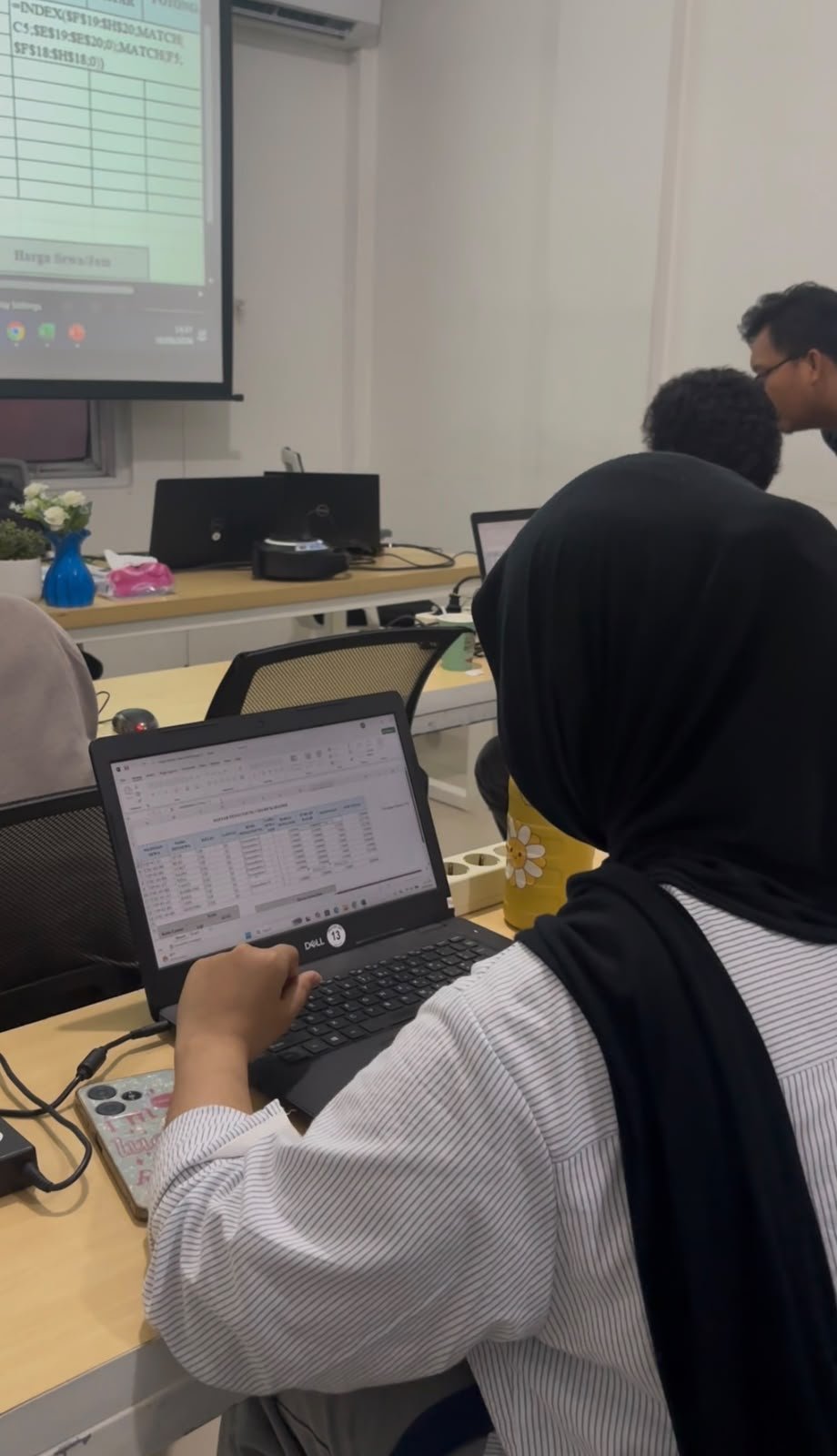 Praktik desain menggunakan Canva